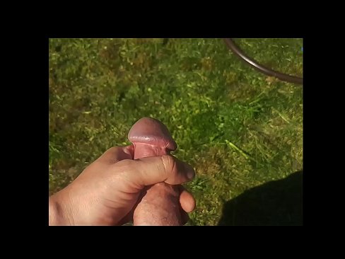 ❤️ Une chaudasse se fait baiser la chatte rose et jouit avec une giclée dans un jardin d'été... ️❌ Porno anal at us ️❤