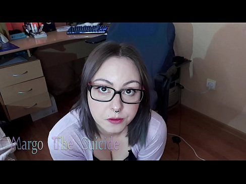 ❤️ Une fille sexy avec des lunettes suce profondément un gode devant la caméra ️❌ Porno anal at us ️❤